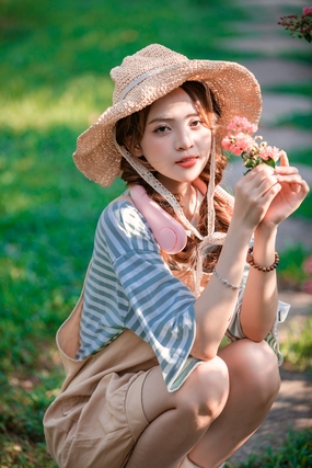 亚洲户外春日小清新美女写真摄影图片